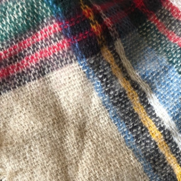 Triangle Plaid Checker Scarf - Picture 9 of 10